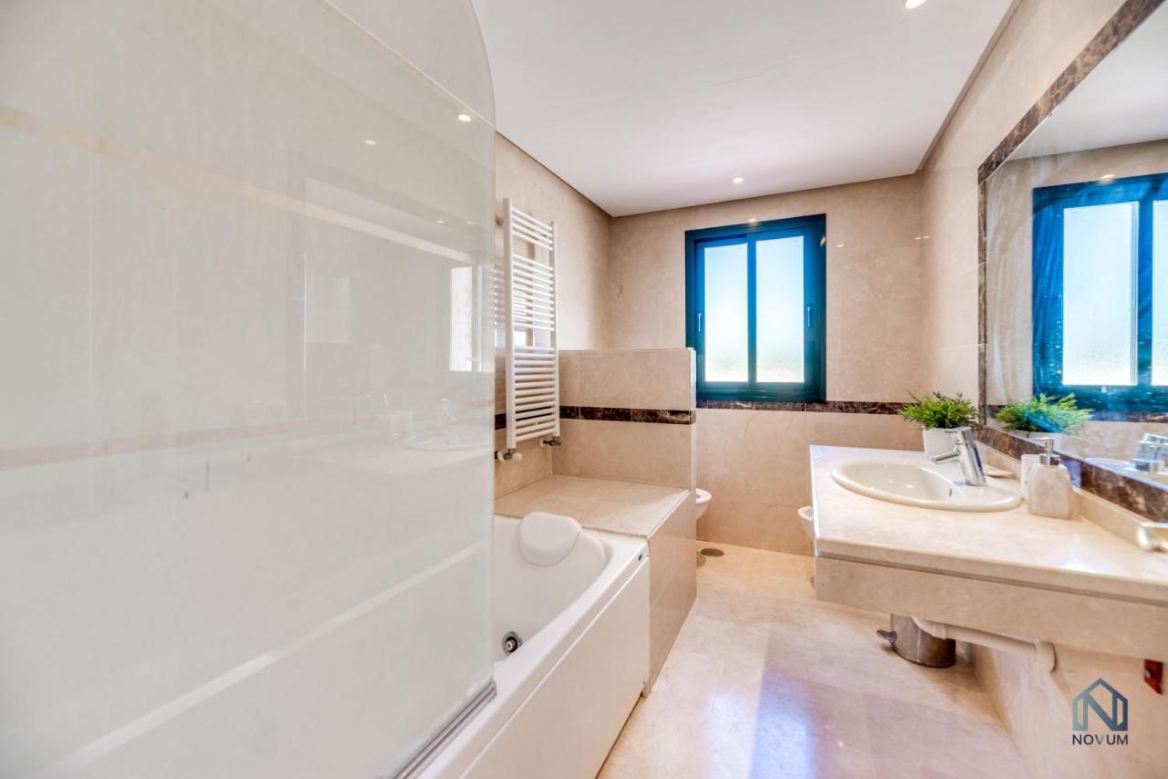 Modern And Spacious 2 Bdrm Penthouse - 3 Pools And Sea Views Apartment Marbella